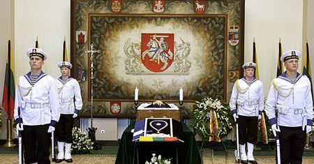 Skandal na pogrzebie - rodzina prezydenta bojkotuje mszę