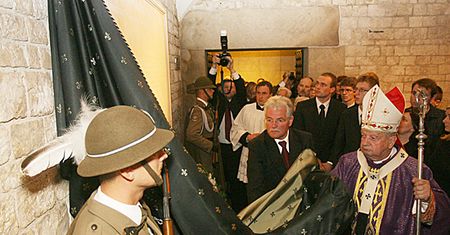 Na Wawelu odsłonięto tablicę ku czci ofiar katastrofy