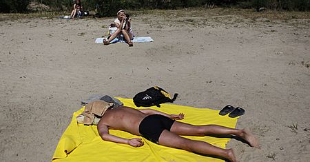 Wakacje z Pamelą topless za 10 zł...