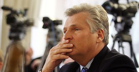 Kwaśniewski o zmianach w konstytucji: powołać komisję