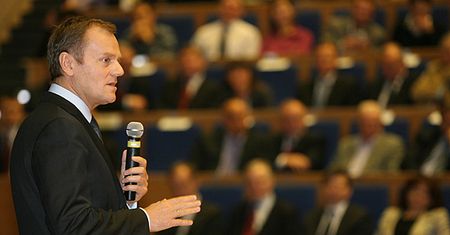 Premier: nie traktuję Lecha Kaczyńskiego jako potwora