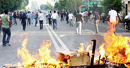 Starcia policji z demonstrantami w Teheranie