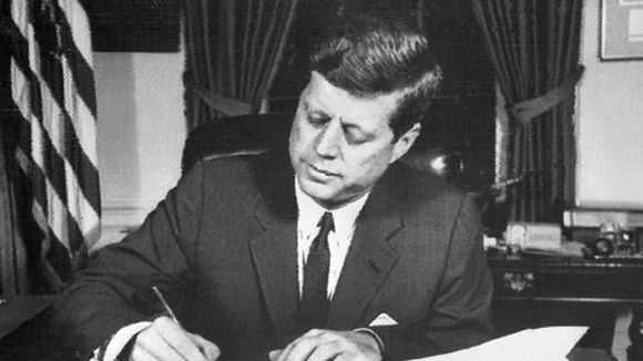 John f. Kennedy na zdjęciu archiwalnym z 1962 roku