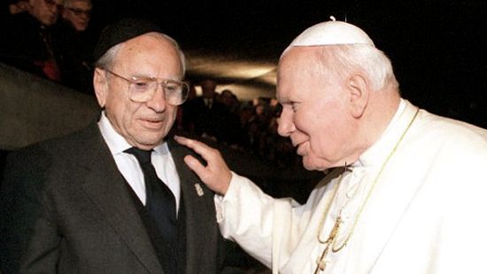 Jerzy Kluger z Janem Pawłem II na zdjęciu z 2000 roku