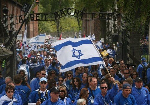 "The Times": Polacy dla rozrywki palili synagogi z Żydami