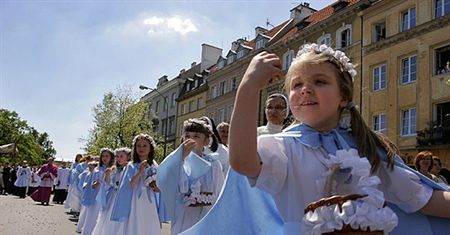 To kosztowne święto jest zmorą polskich rodziców