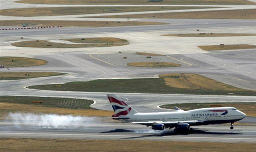Awaryjne lądowanie brytyjskiego samolotu z 300 osobami