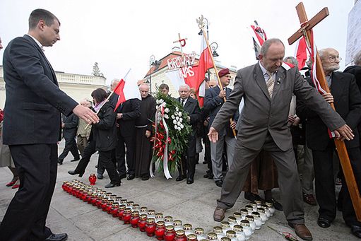 Świeże kwiaty i znicze przed Pałacem Prezydenckim