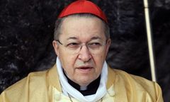 "Obronne suki" uznały biskupa Paryża za macho roku