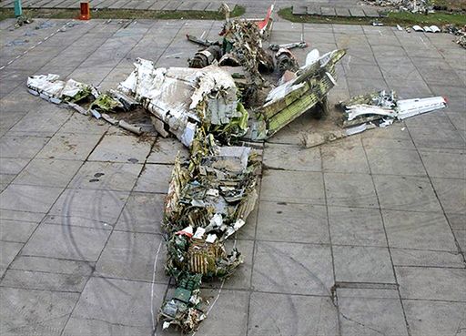 Wrak Tu-154 na płycie lotniska w Smoleńsku