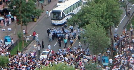 Zamieszki w Chinach: 156 osób zabitych i 800 rannych
