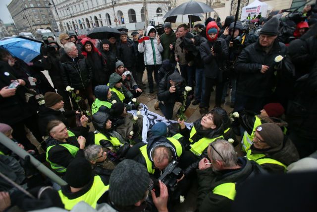 Obywatele RP zapowiadają złożenie zawiadomienia o przestępstwie, do którego miało dojść pod Pałacem Prezydenckim