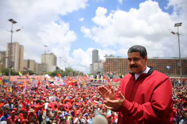 Prezydent Wenezueli musiał uciekać przed rozwścieczonym tłumem. Towarzyszyły mu wyzwiska i uderzenia w blaszane garnki