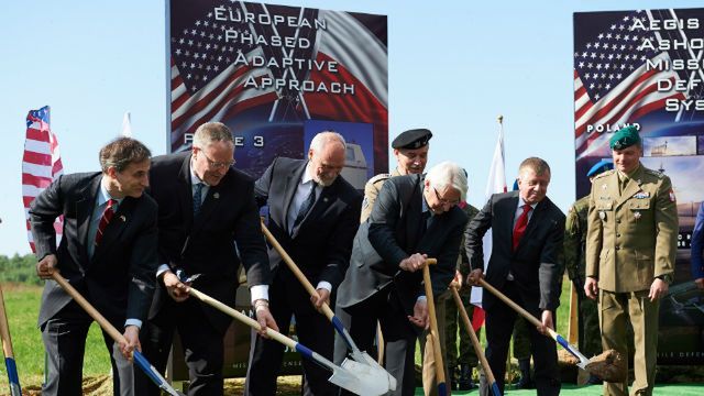 Ambasador USA w Polsce Paul W. Jones, wicesekretarz obrony USA Robert Work, Antoni Macierewicz, Witold Waszczykowski oraz poseł PiS Michał Jach na uroczystości rozpoczęcia budowy w Redzikowie