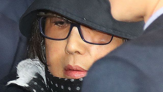 Otoczona przez media Choi Soon-sil próbuje przedostać się do prokuratury