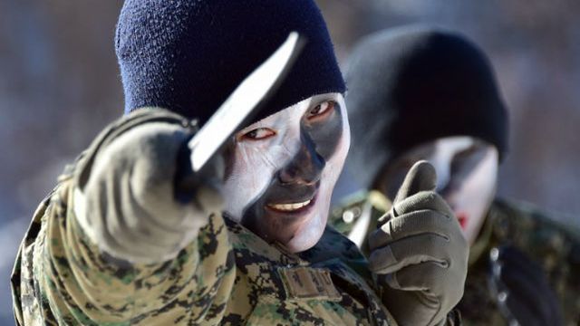 Zimowe ćwiczenia z bronią białą sił specjalnych Korei Południowej, styczeń 2015 r.