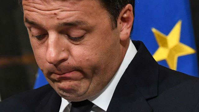Matteo Renzi w trakcie konferencji, na której ogłosił swoją dymisję