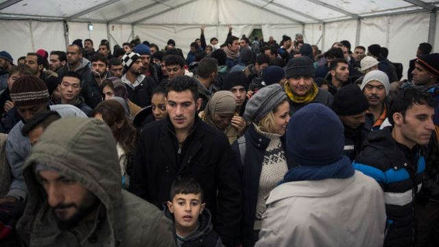 Migranci czekają na rejestrację w ośrodku dla azylantów