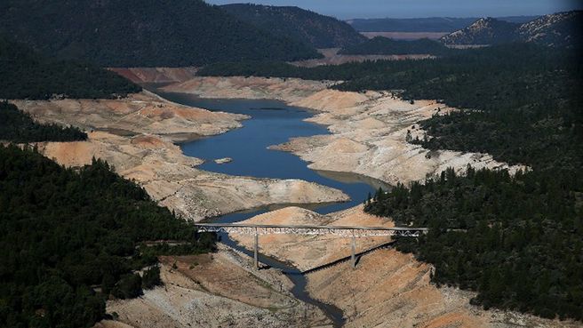Jezioro Oroville dotknięte przez suszę (Kalifornia)