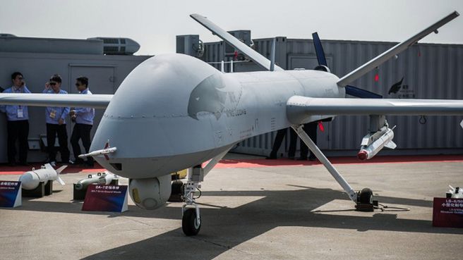 Dron Yi Long chińskiego koncernu AVIC na wystawie w 2012 r.