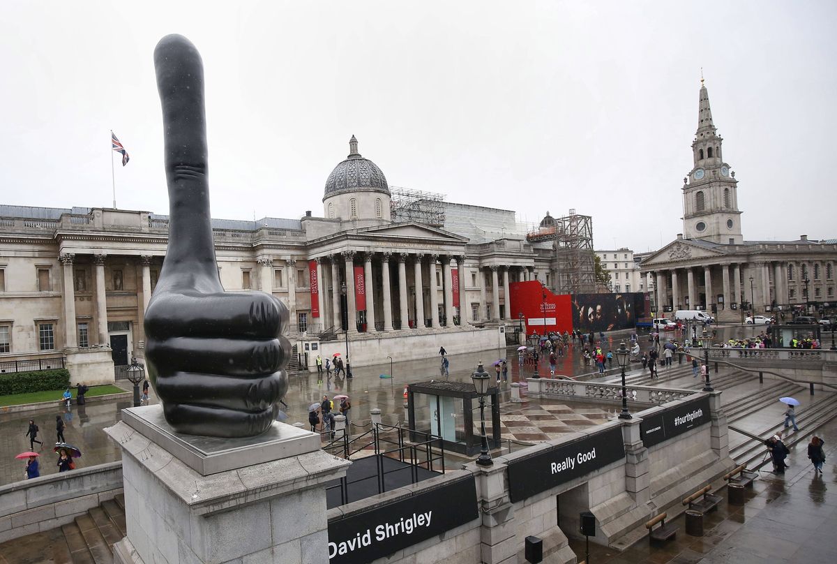 Londyn - gigantyczny kciuk stanął na Trafalgar Square