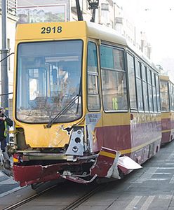 Tramwaj zderzył się z samochodem w Łodzi. Dwie osoby nie żyją. Motorniczy był pijany