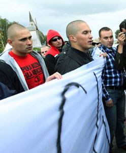 Oni chcą obalić rząd - Tusk walczy szlauchem