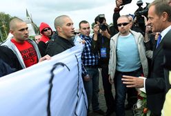 Oni chcą obalić rząd - Tusk walczy szlauchem