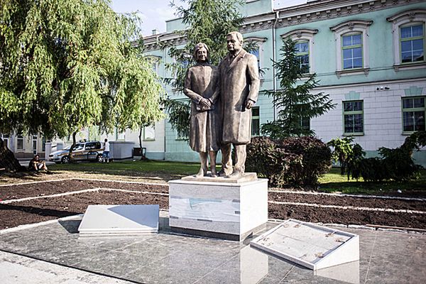 Awantura przed pomnikiem Marii i Lecha Kaczyńskich