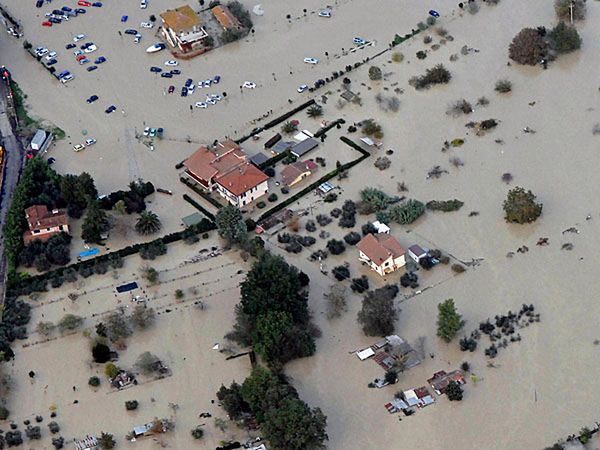 Powodzie w Toskanii. Ewakuują ludzi z zagrożonych domów