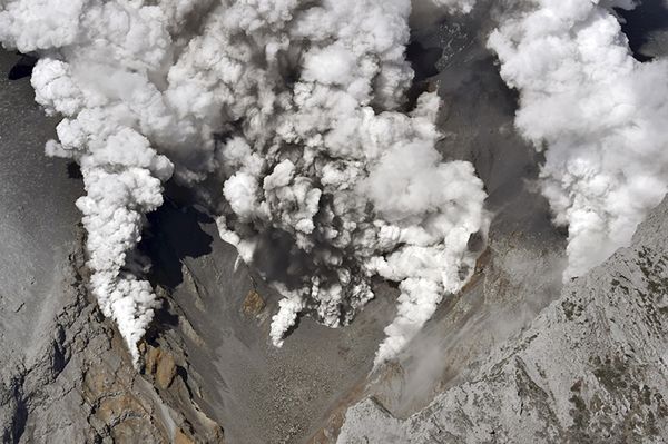 Erupcja wulkanu Ontake w Japonii. Są ranni, wstrzymano ruch lotniczy
