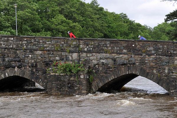 Anglia i Szkocja pod wodą - rzeki wystąpiły z brzegów, setki osób ewakuowanych