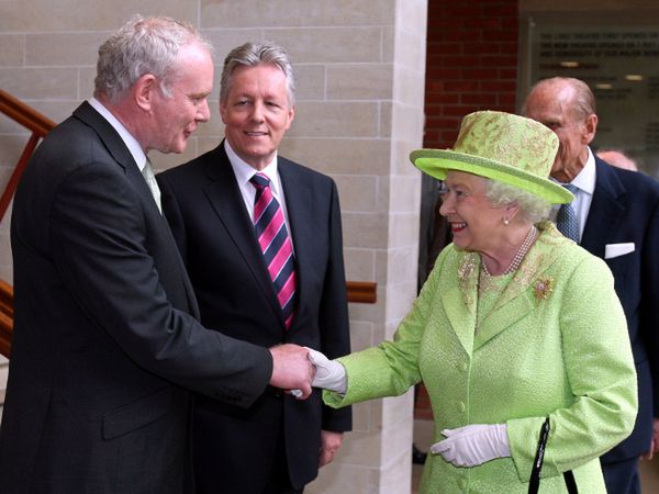 Królowa Elżbieta II i Martin McGuinness podali sobie ręce