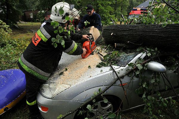 Uszkodzone dachy i samochody po nawałnicy w Grodzisku Wielkopolskim