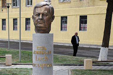 Tbilisi pamięta Lecha Kaczyńskiego. Nowy skwer i popiersie