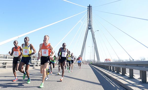 Warszawa: utrudnienia w ruchu z powodu maratonu