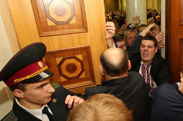 Nowy parlament Ukrainy rozpoczął pracę od przepychanek między posłami