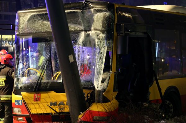 Autobus uderzył w latarnię, 14 osób rannych
