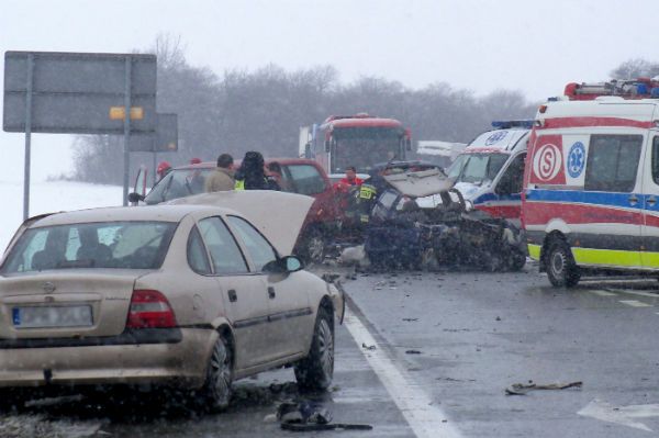 Wypadek na drodze krajowej nr 40; dwie osoby w ciężkim stanie