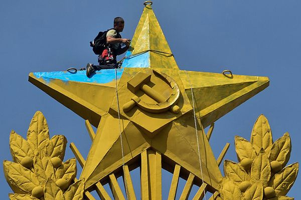 Flaga Ukrainy nad jednym z najwyższych budynków w Moskwie