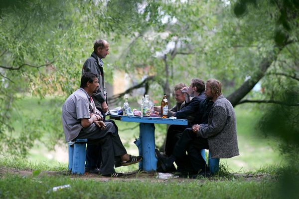 Patrole abstynentów w Rosji. "Albo wylewacie to do kosza, albo wylewamy wam to na głowę"