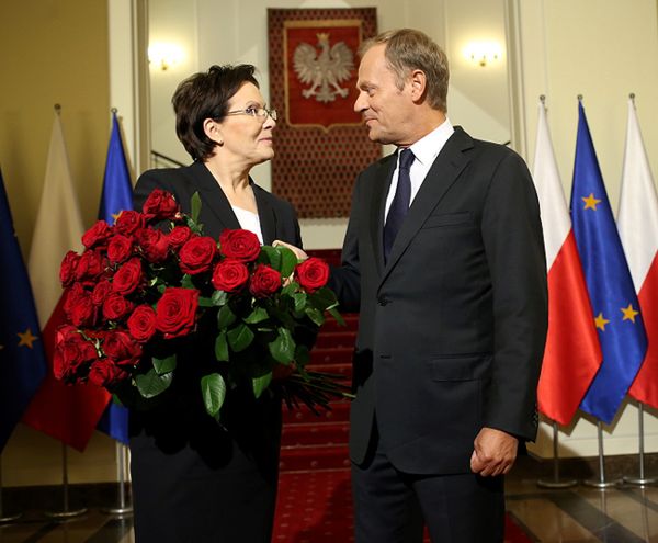 Premier Ewa Kopacz przejęła urząd od Donalda Tuska. Przywitał ją bukietem czerwonych róż