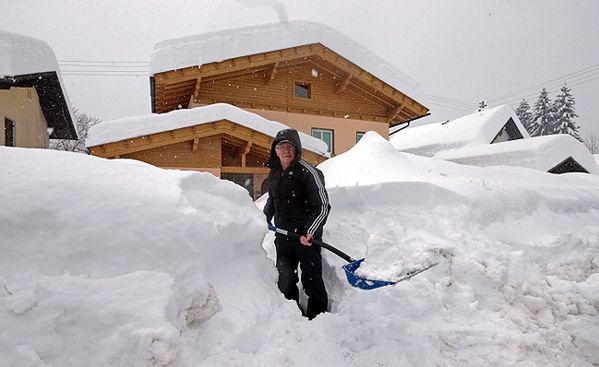 Trzy grupy Polaków uwięzione przez śnieg w Austrii