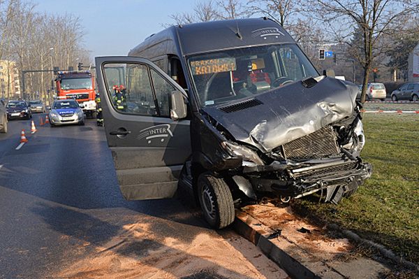 Osiem osób rannych w zderzeniu busa i auta osobowego w Krakowie