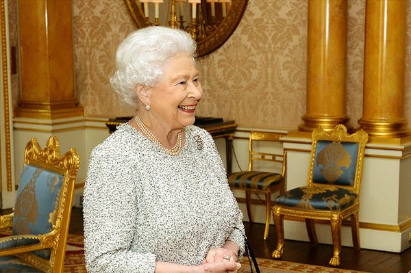 "Afera orzeszkowa" w Pałacu Buckingham. Kto podjadał orzeszki Elżbiety II?