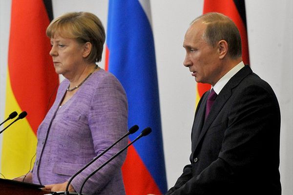 Angela Merkel i Władimir Putin za wzmożeniem wysiłków pokojowych na Ukrainie