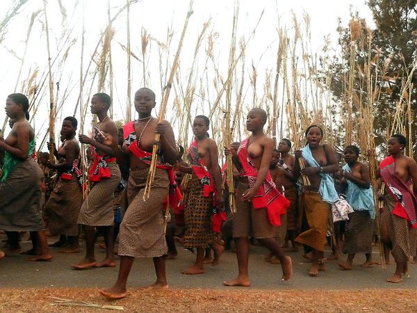 Dziewice tańczą dla króla Suazi, lecz problemy nie znikają