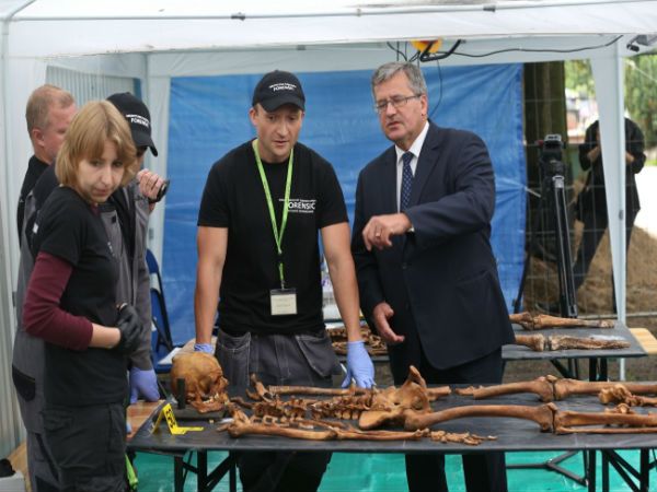 Ekshumują ofiary powojennego terroru - prezydent pojechał na miejsce