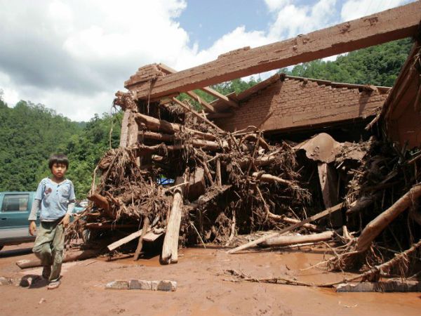 W Chinach lawina błotna i powódź uwięziły 500 ludzi