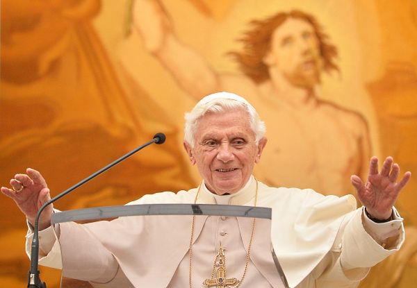Co robi na wakacjach papież Benedykt XVI?